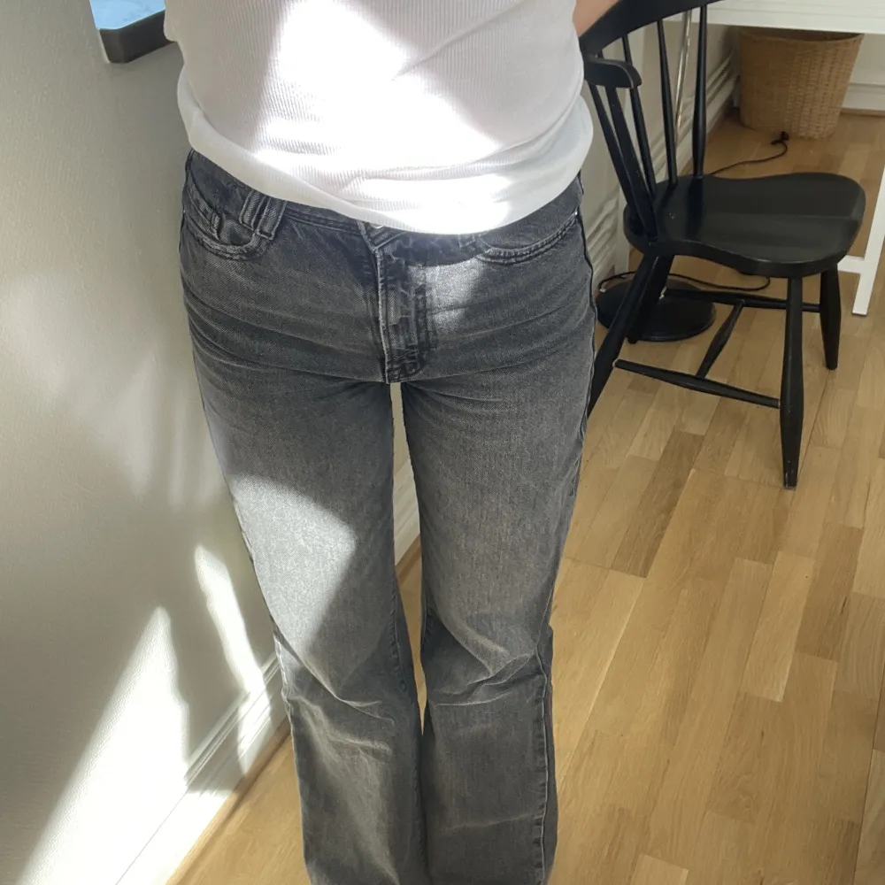 Gråa/svarta jeans från zara. Frakt tillkommer och betalning sker via swish ☺️. Jeans & Byxor.