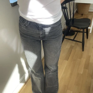 Gråa jeans - Gråa/svarta jeans från zara. Frakt tillkommer och betalning sker via swish ☺️