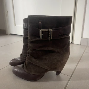 Bruna klackskor med överdrag - Säljer dessa bruna klackarna med det trendiga ”överdraget”. Säljer pga flytt. De är i storlek 38 men skulle säga att de passar 39 också. Använt skick