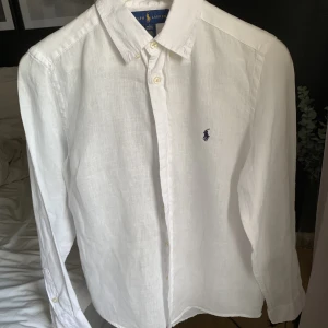Ralph Lauren linneskjorta - Äkta linneskjorta från Ralph Lauren i nyskick. Storlek 14-16, passar mig som vanligtvis har XS-S. Frakt tillkommer! 