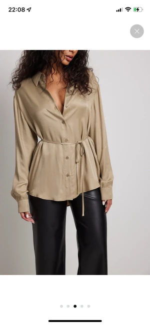 Skjorta i satin - En oanvänd skjorta i satin, strl 40. Köpt från NA-KD. 