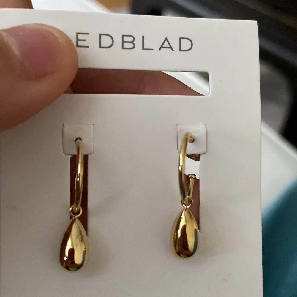 Två par helt oanvända Edblad örhänge. Silver & guld! Ny pris 249! Men som dom är helt oanvända säljer ja dom för 200kr . Accessoarer.