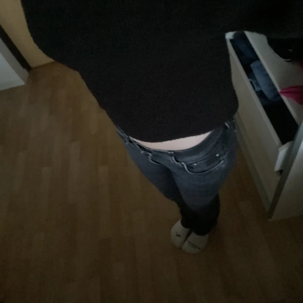 Skitsnygga lågmidjade jeans i gott skick! Jag är 160cm lång för preferens och dom är lite långa på mig🩷. Jeans & Byxor.