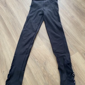 Konståkning byxor - Konståkningsbyxor för barn som har långa ben (för att dra över sina skridskor med). Är i bra skick och knappt använd. Har andra konståknings prylar i mitt konto (jacka, kjol) om ni vill se!