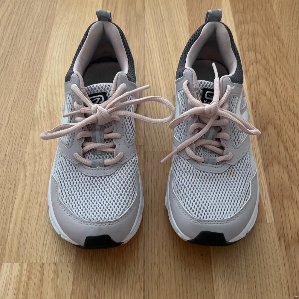 Ljusa och gråa sneakers i bra skick. Endast använda inomhus. Storlek 37 men passar även mig som har 36. . Skor.