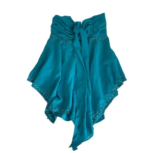 Paljett topp  - Lång topp kan användas som super kort klänning. Har axelband men kan användas som bandeau topp och halterneck. Kontakta vid intresse <3