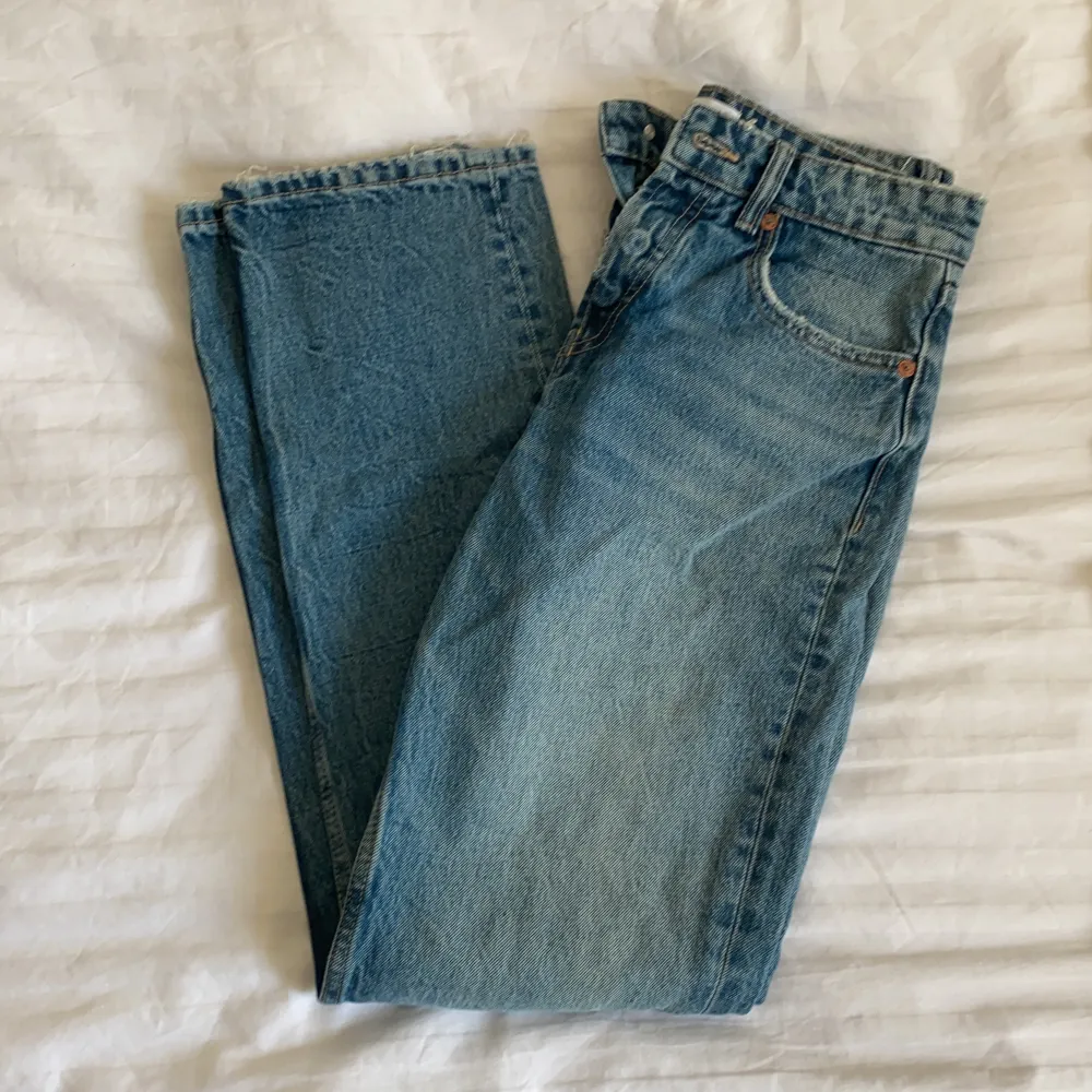 Säljer ett par till likadana mid Rise jeans från zara fast i annan färg!! Helt slutsålda och knappt använda!. Jeans & Byxor.