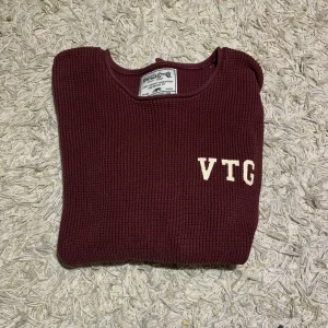 Tröja  - Stickad tröja i storlek M , fint skick, färgen mörkröd 