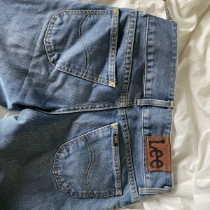 Lågmidjade jeans - Lågmidjade jeans från lee, köptes second hand. Finns en defekt på dom, bild 3 (går antagligen att sy) annars är de i gott skick. Jag är 173cm och är måttet för midjan är 80cm.  