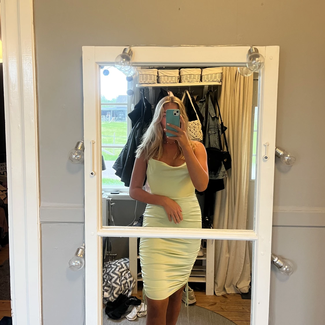 Grön klänning i satin  - 91