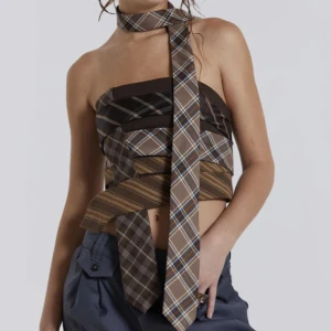 Jaded london topp - Endast provad, inte riktigt min stil. Slipsen ingår tillsammans med toppen. Strl S. Nypris runt 700kr