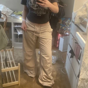 Oversized cargo byxor - Lågmidjade cargo byxor och super skönt material från Gina tricot❣️Jag är 163 cm lång❣️