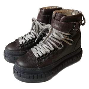 Acne Studios leather Hover High boots från deras höstkollektion 2015 🤎 Bruna med silvriga detaljer.