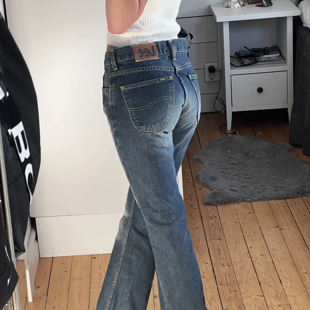 Detta är ett par jeans som inte passar mig längre och är i ett väldigt bra skick, storleken är 34💕 . Jeans & Byxor.