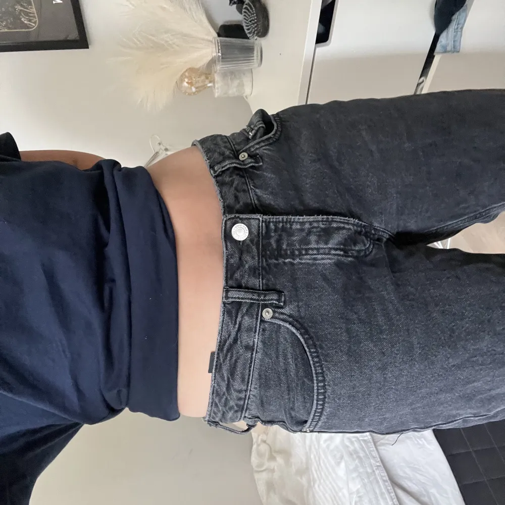 Jättefina grå/svarta jeans från Lager 157 i stl M (ICON)!😍  2 av bilderna är lånade men skicka ett meddelande om ni undrar något!🥰  Nästintill oanvända! Nypris 400kr . Jeans & Byxor.