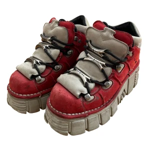 New Rocks skor - Skor från New Rocks i storlek 39. Nypris 3500kr. Lite slitage, därför billigt pris💕