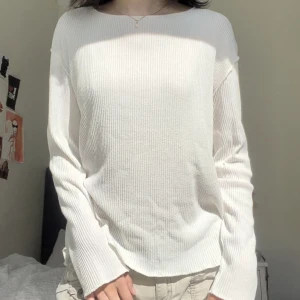 Tunn Tröja - Tunn ribbstickad tröja från Zara! Köpt på Sellpy så helt okej skick. Skriv om du har några frågor💕