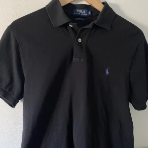 Ralph lauren piké - Ralph lauren piké - Svart/lila.  Skick 7,5/10. Storlek: M (slim fit). Passar möjligtvis Small