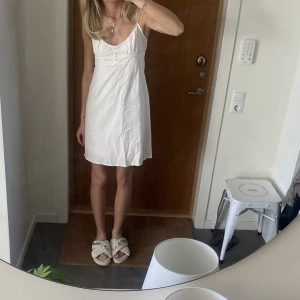 Klänning  - Helt oanvänd klännung från brandy melville, köpt förra sommaren❤️