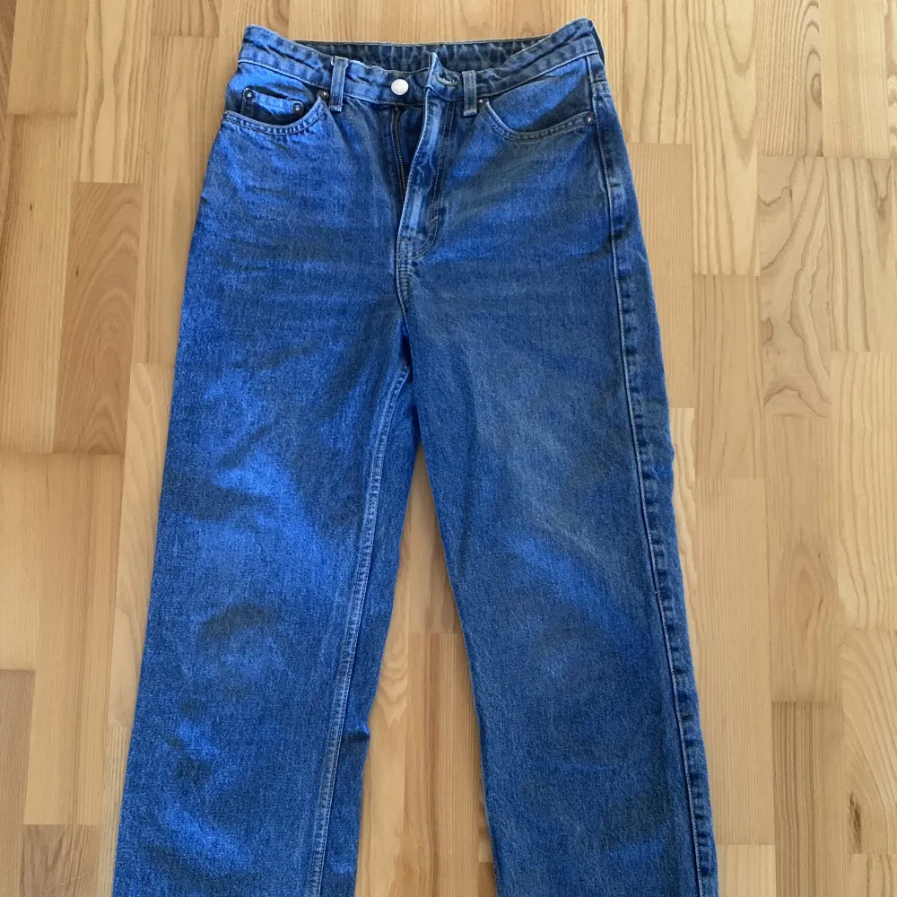Knappt använda jeans från weekday. Modellen är ”rowe”.. Jeans & Byxor.