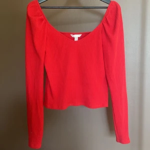 Tröja från H&M - Söt tröja ifrån H&M💖 jag säljer denna då den aldrig kommit till användning. Har använts max 2x sedan den köptes! Pris kan diskuteras och det är bara att kontakta mig om ni vill ha bild på hur den ser ut på. 