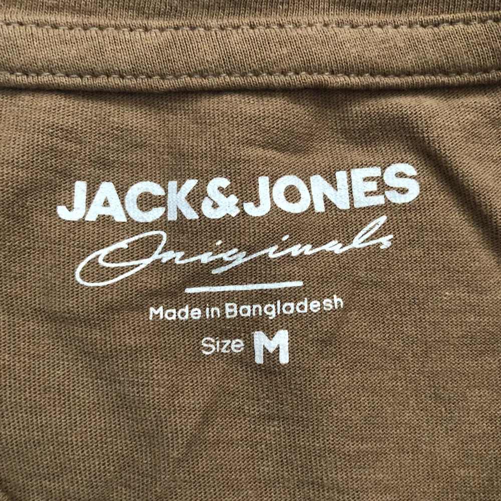 Brun t-shirt från Jack and Jones helt oanvänd och felfri. T-shirts.