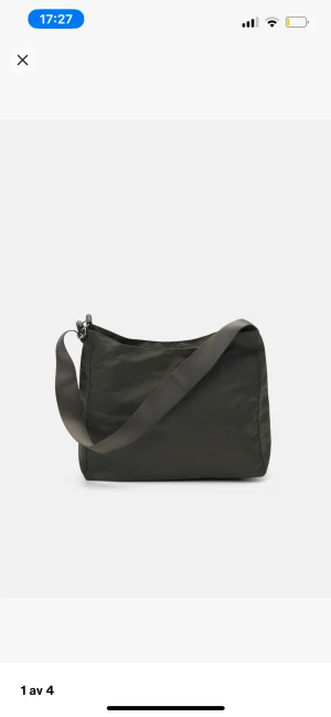 Grön axelremväska - Säljer denna fina gröna axelremsväska ifrån weekday!! Hyfsat bra skick trots att den är använd, orginalpris 400kr men jag säljer för 150kr🙏🏼🙏🏼 dm för bilder på hur väskan ser ut på! 