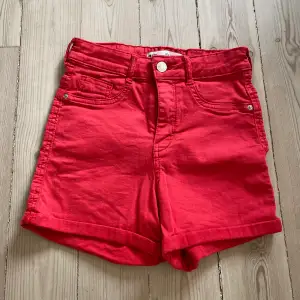 Säljer ett par röda shorts från Gina tricot i storlek s, knappt använda med bra skick. Säljer på grund av att de är för små. Köparen står för frakt!