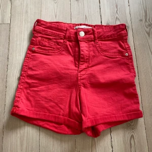 Röda shorts från Gina tricot i storlek s  - Säljer ett par röda shorts från Gina tricot i storlek s, knappt använda med bra skick. Säljer på grund av att de är för små. Köparen står för frakt!