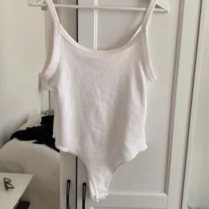 Vit body - H&M - Vit body i bomull från H&M. Aldrig använd och säljs pga det💕✨