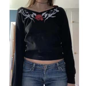 Hoodie med tryck från metal mulisha - Cool huvtröja med tryck från metal mulisha! En ihålig ficka i fram, rött innerfoder. Kan skicka en bättre bild på trycket i ryggen om så önskas! Storlek: XS/S, pris 119kr eller föreslå! 