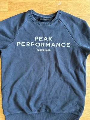Peak performance tröja - Fin peak tröja jag inte andvänt på länge skick 7/10 storlek S men passar M