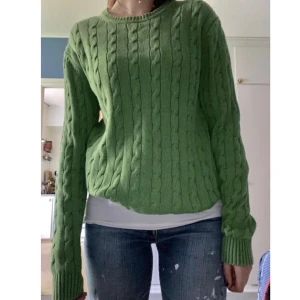 Grön kabelstickad tröja - En mycket fin grön kabelstickad tröja från east west 💚 Storlek M, pris: 79kr