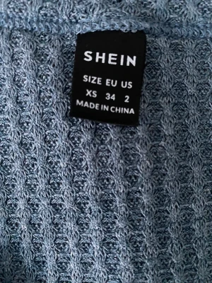 Croptop - Aldrig använd! Blå/grå croptop från shein! Super fin!