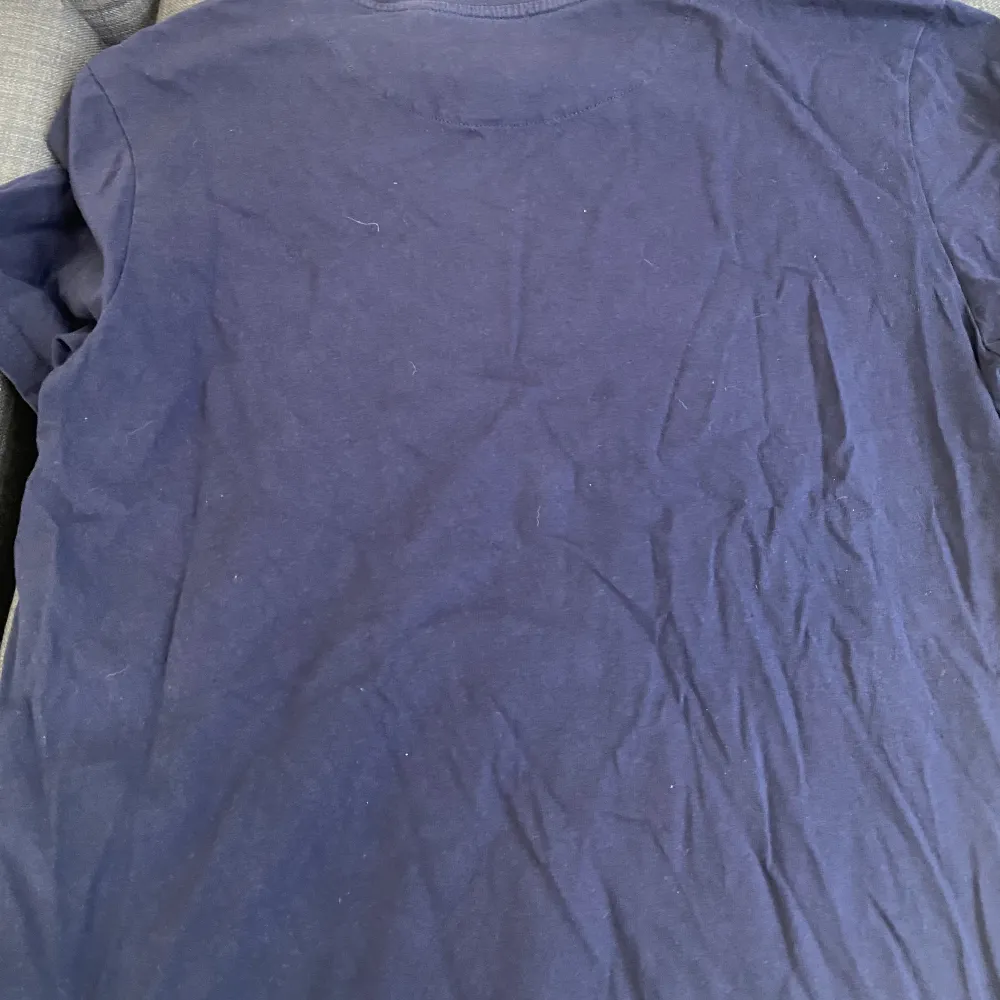 Mörkblå lyle & scott t-shirt.  Storlek L. Står för tvätt och strykning innan leverans.. T-shirts.
