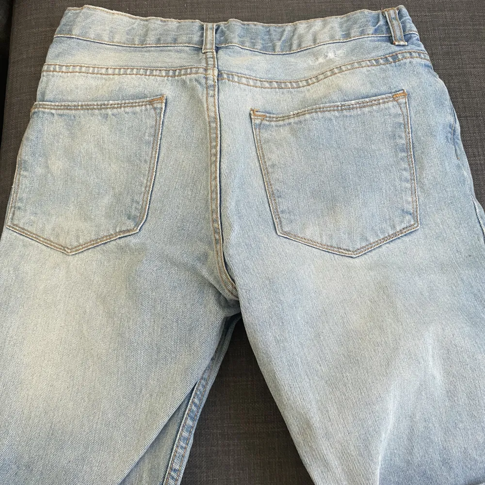 Ljusblåa jeans shorts men hål i som passar perfekt nu till sommaren.  Knappt använda så de är i princip nya och fräscha.  Jag står för tvätt och strykning innan leverans. . Shorts.