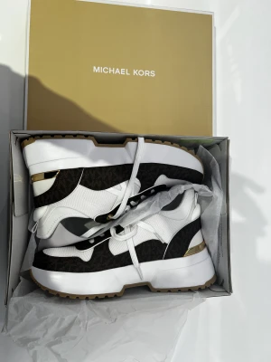 Micheal Kors skor ”Muse” - Fått in ett antal sprillans nya exemplar av denna modell från Michael kors. På grund av att det är ett Amerikanskt märke så 8 representanter storlek 38.5-39.  Varan är självklart äkta i vanlig ordning. Skicka ett meddelande eller bud om du är intresserad.