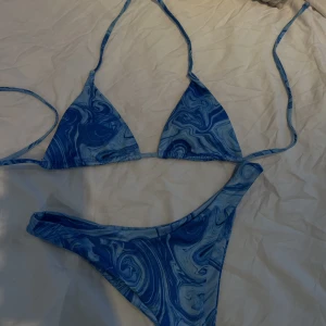 Bikini - Helt oanvänt bikini i fint mönster. Strl: S. Både över och underdel för 120kr eller alla 3 bikinis som ligger uppe för 300kr. Perfekt nu till sommaren och semester! 