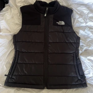 Väst - Kroppsydd väst från the north face som inte kommer till användning. Den är använd ca 2 gånger och den är helt som ny, inga defekter. Nypriset ligger runt 1500 ☺️