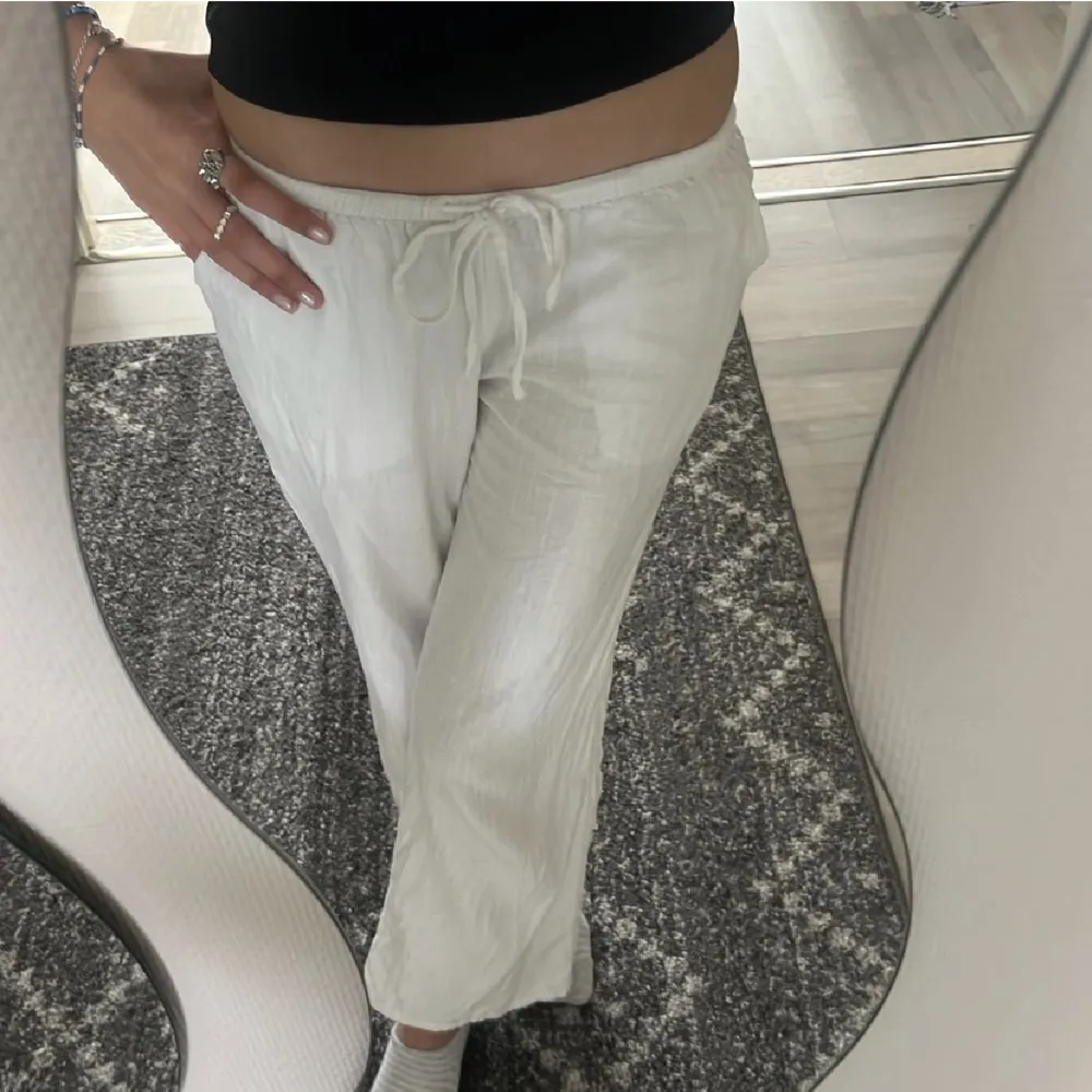 Säljer mina Lågmidjade linnebyxor från h&m så fina💕jag är runt 163 cm o längden är helt ok 🌸 linne byxorna är även använda ca 3 ggr❤️❤️. Jeans & Byxor.