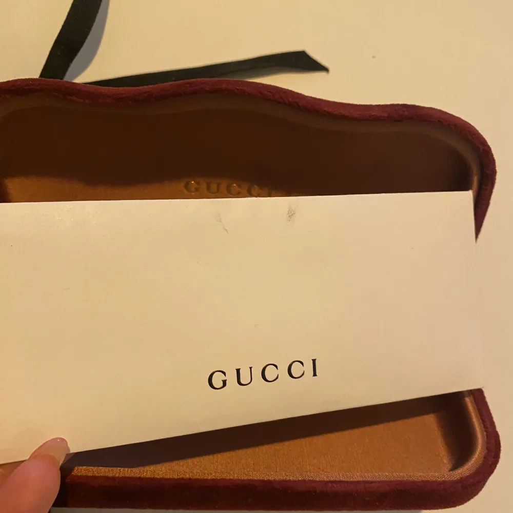 Solglasögon från Gucci. Pris på misterspex: 2629kr.  Solglasögon/fodral/påse/certifikat. Varsamt använda. Accessoarer.