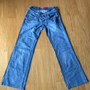 Second hand jeans 💗 - Hej, nu säljer jag ett par jeans som jag köpte på second hand❤️‍🔥jeansen är använda endast en gång 💗Dom är i bra skick och storleken på dessa är 25 i midjan och 34 i längden men dom är uppsydda så längden är 30 ungefär 💗först till kvarn💞