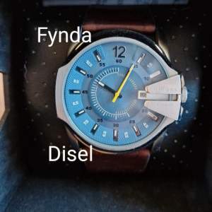 Hör kan du köpa en elgant diesel klocka.  DZ1399 44 mm botten i rostfritt stål kvitto finns Säljer  vi ska få försöker få ihop till dröm bröllop