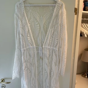 Spets kimono - Kimono/kofta i spets. Använd 1 gång inga deffekter