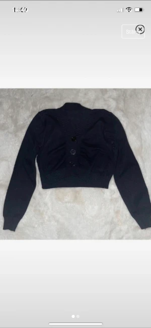 Kofta - Säljer denna fina koftan då den tyvärr är förliten för mig🖤Den är croppad med långa ärmar🖤Det är ”muddar” runt hela koftan (se bilder)🖤Väldigt fin att ha den stängd som en topp men den är fin öppen också🖤