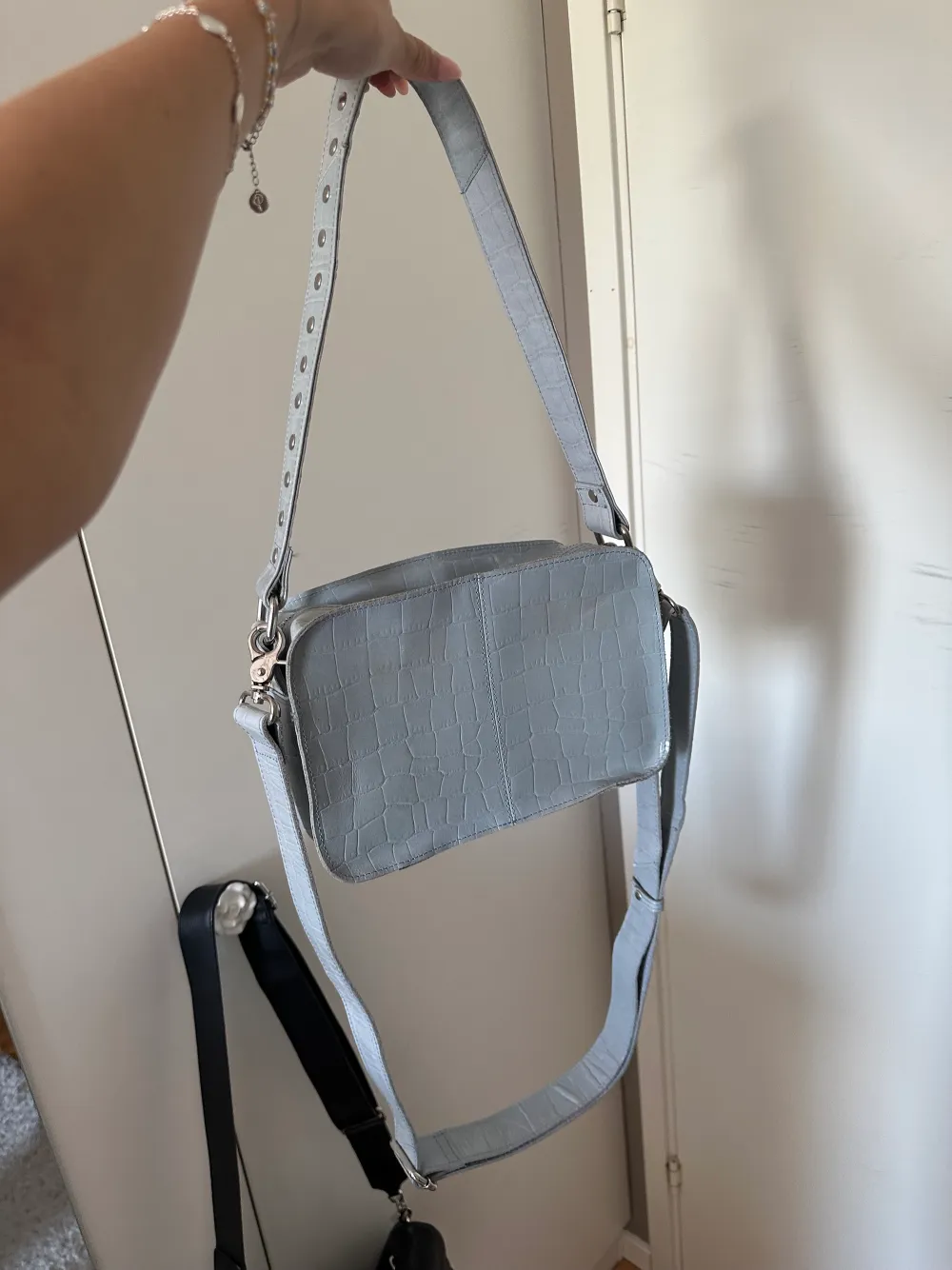 Säljer denna ljusblåa Nunoo väskan med silvriga detaljer. Använd runt 5 gånger. Säljer för att den inte kommer till användning. Köpte nypris 1799 kr. Jag säljer min för 799 kr. Den har 4 fack. I det stora facket finns innerfack & en nyckel till hänglåset💗. Laukut & Käsilaukut.