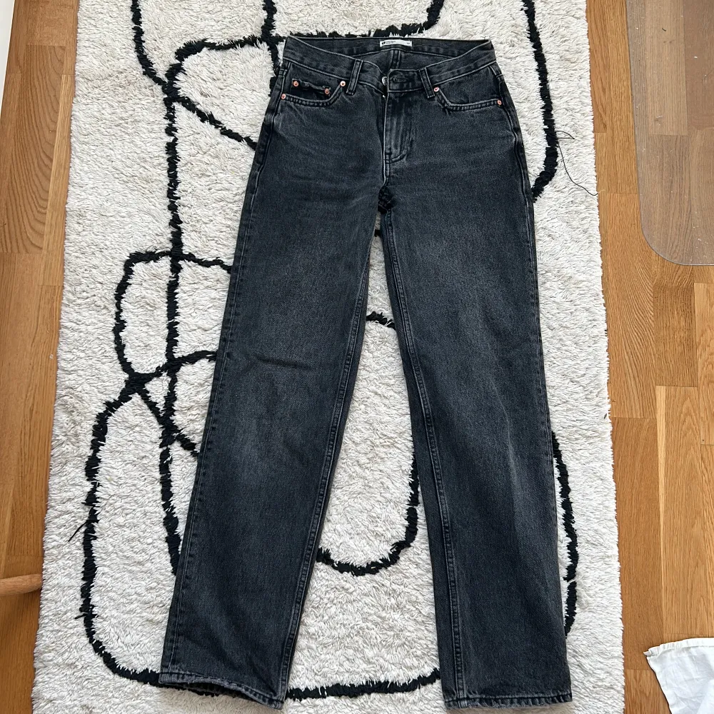 Säljer dessa snygga låg midjade jeans från gina🙌🏽🙌🏽🙌🏽. Jeans & Byxor.