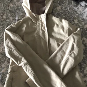 Vårjacka  - Ljus vårjacka  Storlek S Nytt skick 