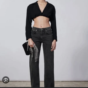 Mid waist jeans - Mid waist jeans från zara i storlek 42. Passar mig perfekt som är 172. Har ett litet hål men går att sy ihop lätt.