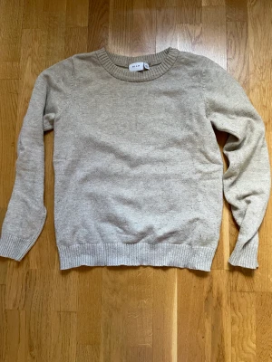 Stickad tröja  - Väldigt trendig stickad tröja från Nicole ser många på sociala medier med Stockholmstil ha dem. Den är perfekt för sommaren att ha över axlarna ifall det blir lite kallt. Skriv gärna frågor❤️